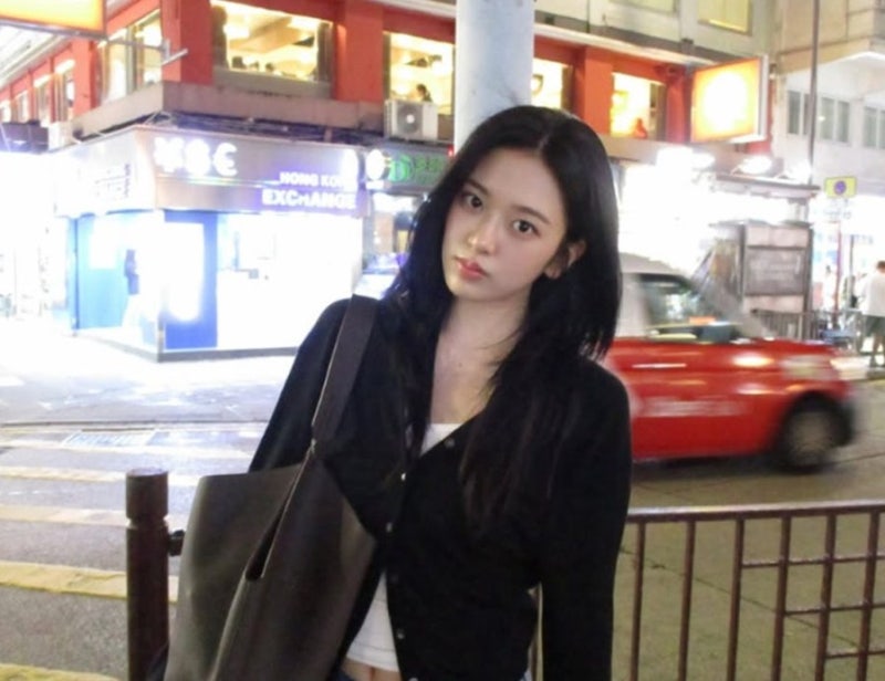 안유진 홍콩 일상컷 1300만 팔로워가 난리 난 진짜 이유 | 네온사인보다 빛난 건?