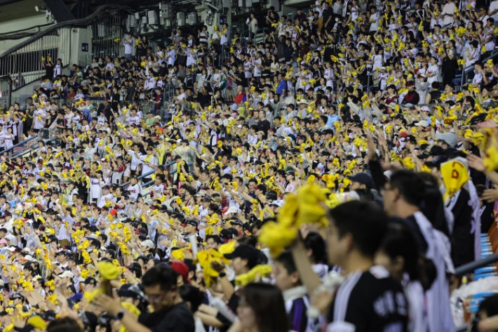 폭염도 못 막았다…KBO 역대 최단 1000만 관중, 올해 1300만 시대 열리나