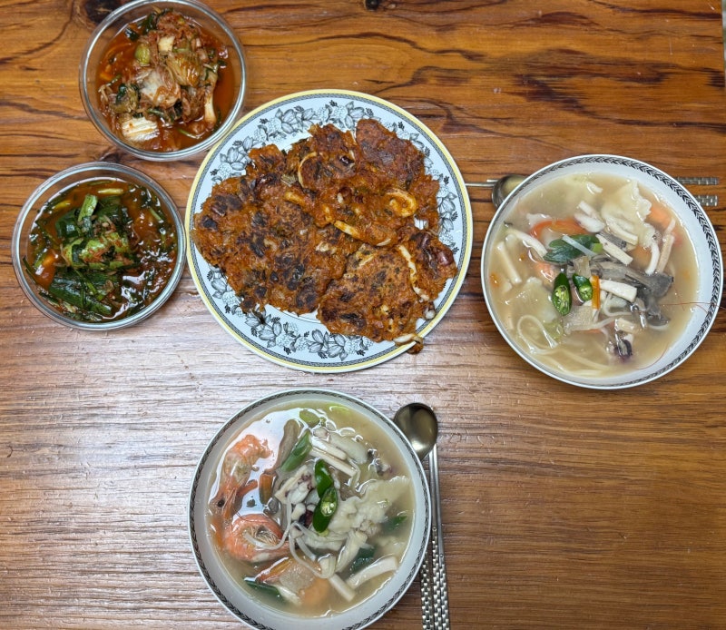 [현실집밥#2] 시판 국물로 진하게 끓이는 초간단 해물칼수제비 & 김치해물전