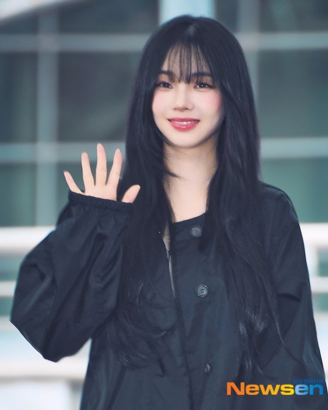카리나 공항룩 완성한 프라다 에메백, 실제 가격 알아보니