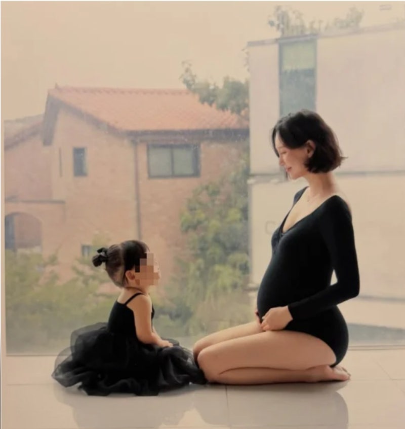 “어느새 두 아이 엄마 된다”…이유영, 첫째 딸과 함께 공개한 만삭 근황