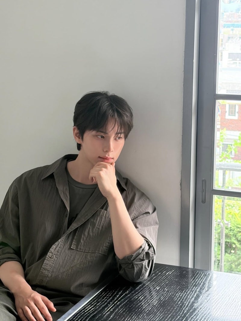 배우 이채민, 셔츠 한 장으로 완성한 남친룩의 정석 근황 공개
