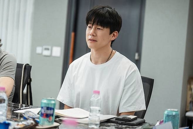 "교권보호국 감독관으로 강렬한 존재감" 김무열, ‘참교육’ 이어 ‘할매’까지 넷플릭스 주....