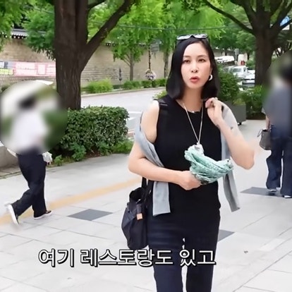 명품백 수십 개 있는데... 고소영이 여행에서 든 19만원대 가방