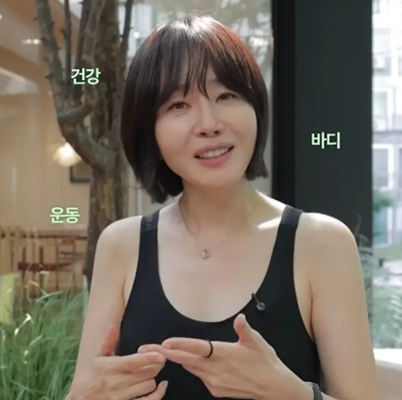 10년 만에 싹둑.. 엄지원이 숏단발로 바꾼 새 작품