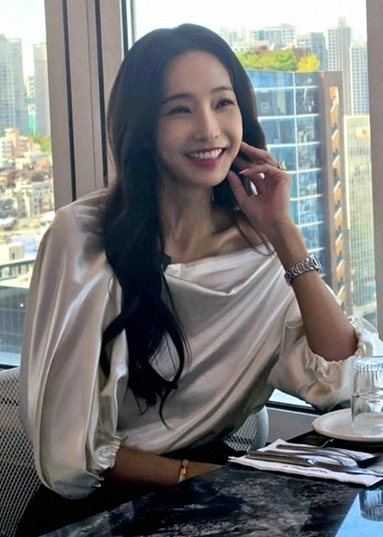 한채영 '무당 메이크업' 건강이상설? 45세 바비인형 서울 근황에 숨겨진 진실