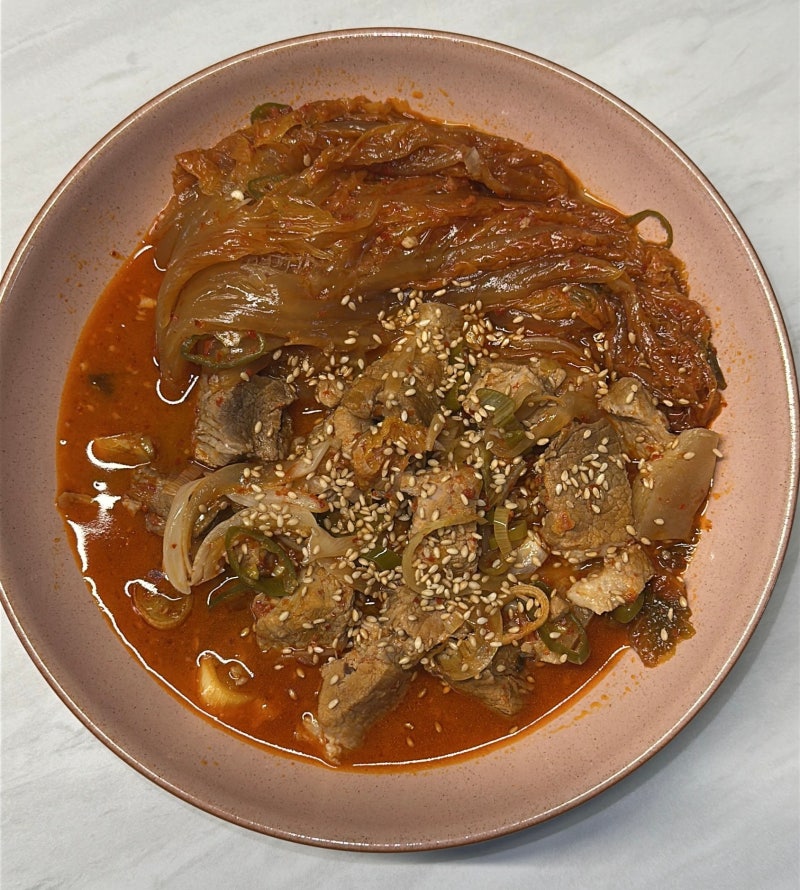 곰탕 한 팩으로 깊은 맛! 앞다리살 묵은지 김치찜