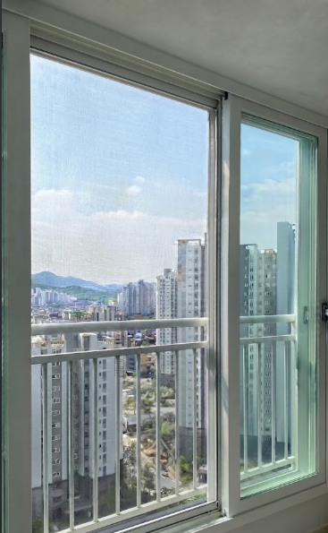창문 닦을 때 물티슈부터 찾았다면 다이소 극세사 장갑 써보세요