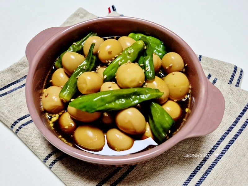 메추리알 꽈리고추 장조림, 쫀득한 메추리알에 꽈리고추 향을 더해 맛있게