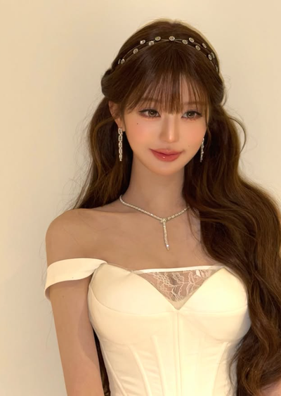 장원영, 밀라노에서 완성한 ‘아이보리 드레스’ 청순함과 성숙미를 동시에 잡은 주얼리 스....