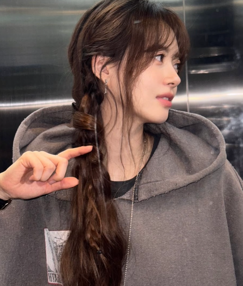 36세 맞아? 더 젊어진 고아라 인형 동안 미모 셀카 화제