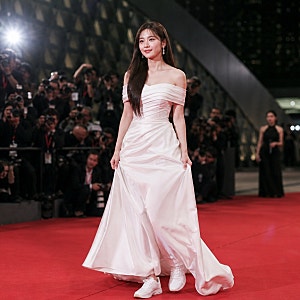안유진 시상식 드레스 속 반전 운동화, 전문가들이 평가한 파격 스타일링의 모든 것