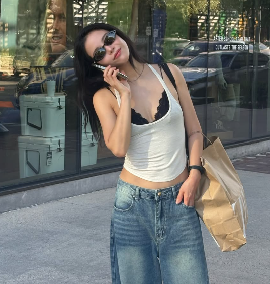 마마무 솔라 LA 한복판서 복근 드러낸 파격 란제리룩 몸매 근황