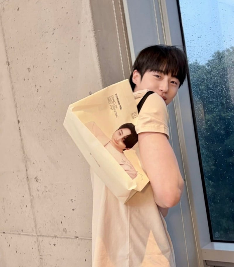 변우석 반팔 티셔츠 지오다노 1만원대 추구미 미쳤다! 교촌치킨 신상가방? 뭘 입어도 느좋
