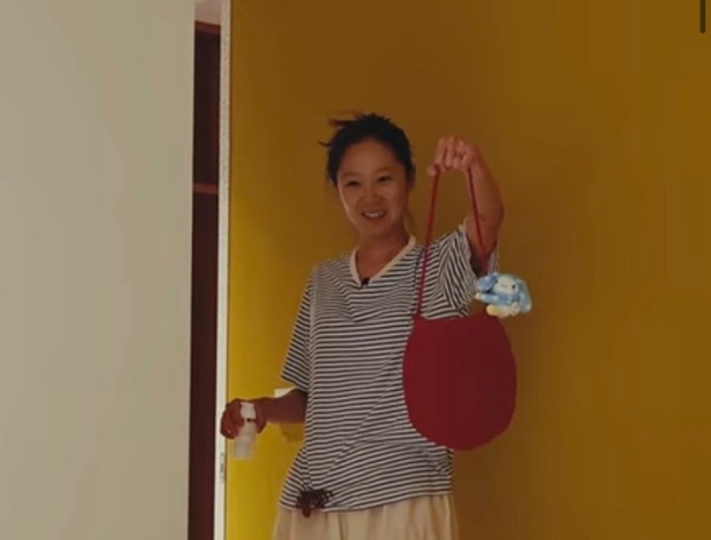 "이거 하나면 가방 꾸미기 끝"... 공효진 사복 패션 속 난리 난 30만 원대 레드 네트백 정체