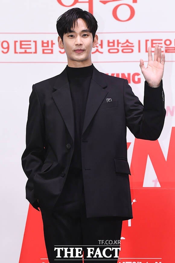 김수현, 2026 더팩트 시상자｜3년 만의 국내 시상식 공식 나들이