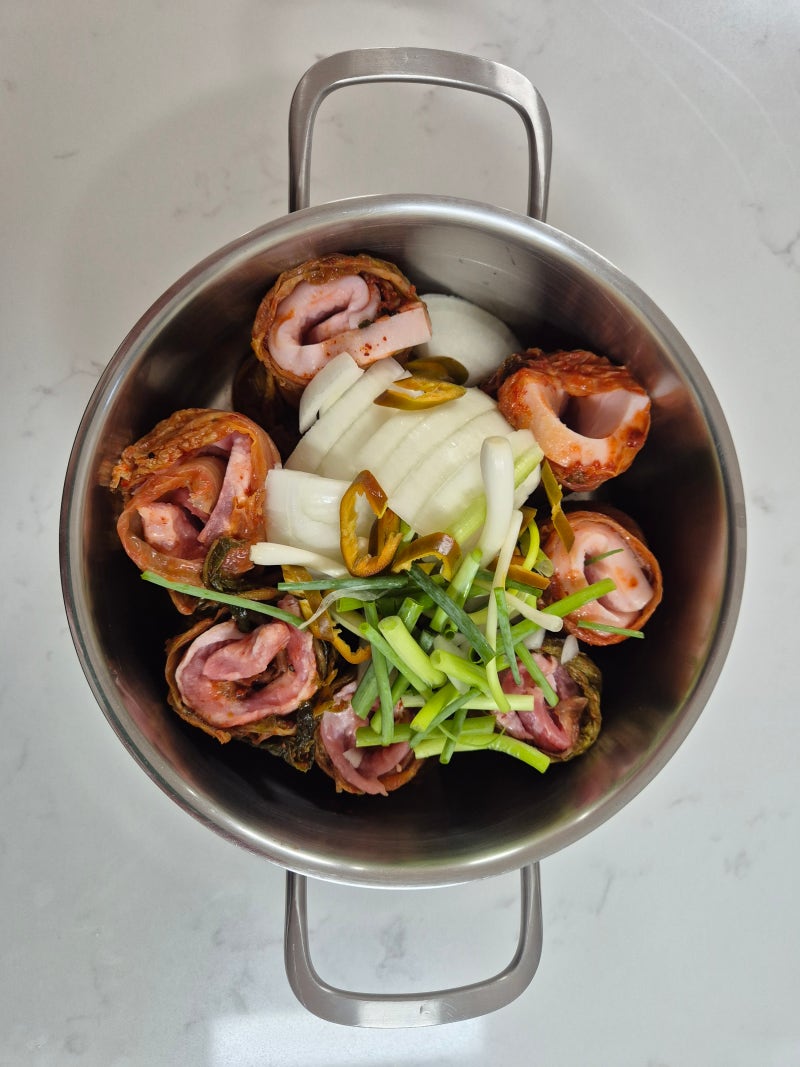 묵은지 삼겹살 김치찜 레시피｜돌돌 말아 만드는 돼지고기 김치찜