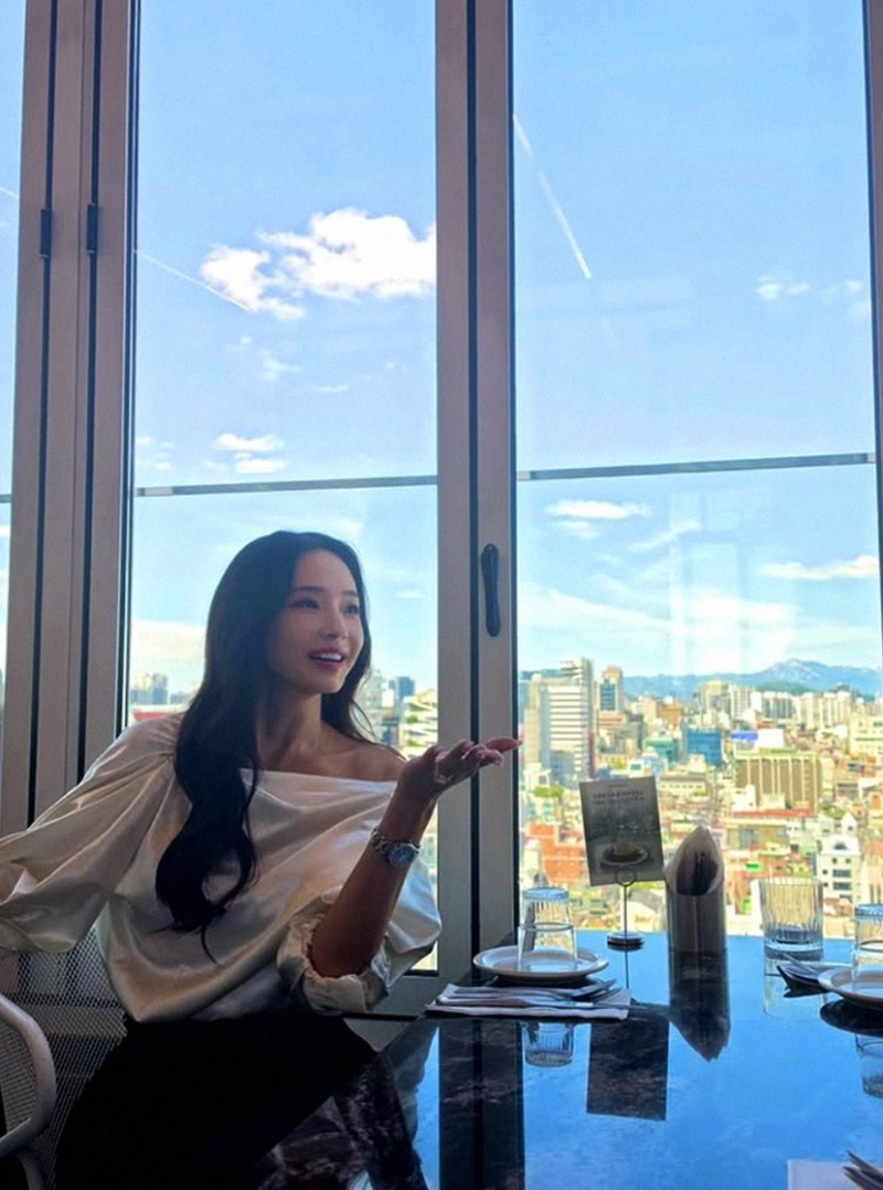 한채영: 45세 바비인형 미모, 성형설 논란 종결시킨 압도적 근황