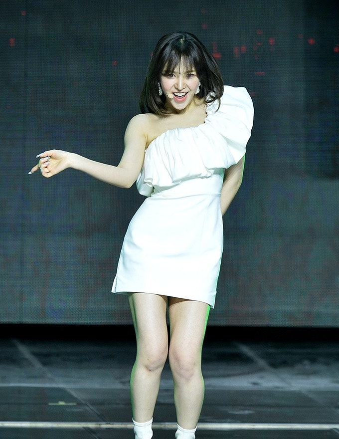 웬디 골반 라인 변화 논란, 다이어트 때문일까 보정 의상 때문일까