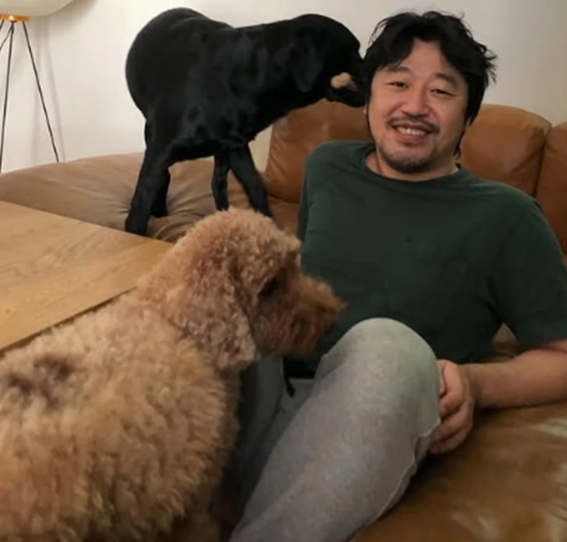"동네 어른들에게 집단 폭행을?!" 곡성, 베테랑2 포스터 만든 박시영 디자이너의 약지가 절단....