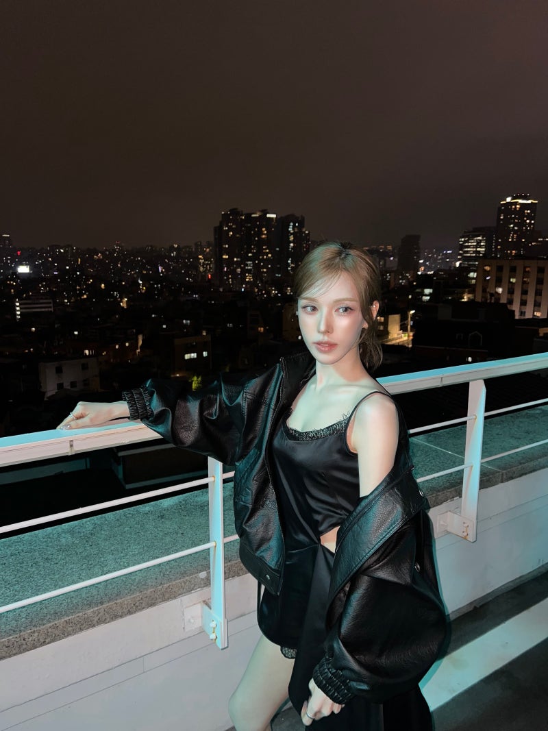 웬디 슬립원피스에 가죽 자켓 걸쳤는데 안 무거워 보인 건 어깨 '이것'
