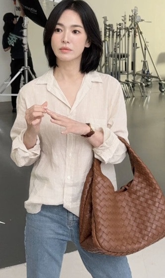 “가을 되니 또 생각나네” 송혜교, 청바지에 툭 들었는데 예쁜 가방