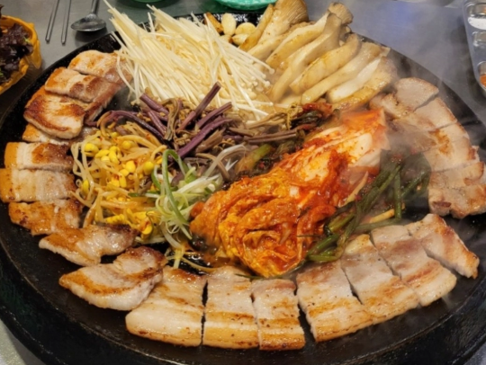 “삼겹살만 올리는 불판이 아닙니다” 솥뚜껑삼겹살 창업, 푸짐함이 경쟁력이 되는 이유