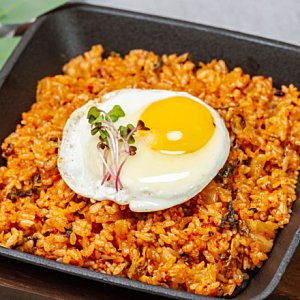 [초간단 레시피] 평범한 김치볶음밥은 그만! 맛을 극대화하는 '이것'의 정체는?
