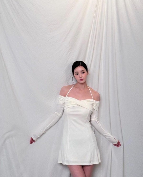 남규리, '카이로스' 촬영장서 공개한 순백의 드레스 자태