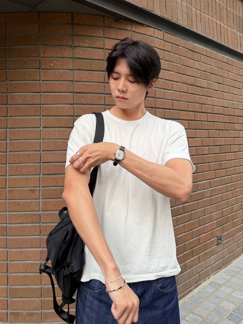 주우재, 흰 티에 와이드 데님 하나면 끝…오프화이트 백으로 완성한 꾸안꾸룩