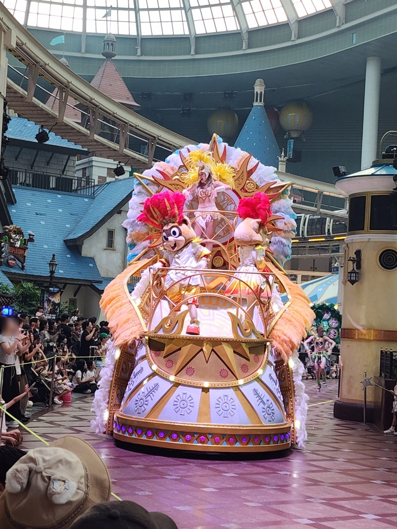 Lotte World Parade: 3 Best Viewing Spots in Jamsil, Seoul, and Wait Time Comparison