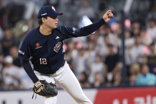 “선발로 쓰려 했는데 이제 못 뺀다” ERA 8.76→1.66 두산 타카다, 불펜에서 찾은 ‘대박 외인....