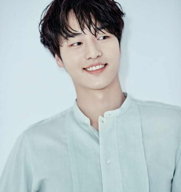 "Who is this man next to Park Eun-bin?" Yang Se-jong, turns out he was that actor from Netflix's 'Doona!'