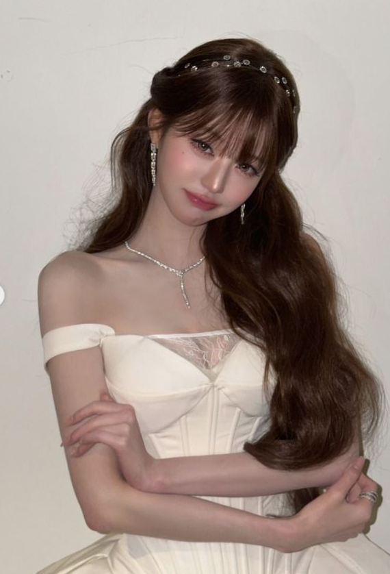 장원영이 노출 드레스를? 반전 볼륨감 화이트룩에 시선 집중