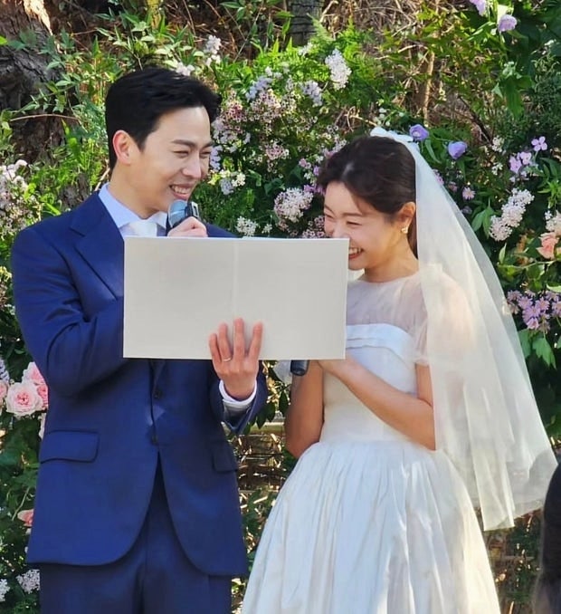 걸스데이 소진 웨딩드레스 얼마였나 했더니... 38만원에 직접 만든 청첩장까지