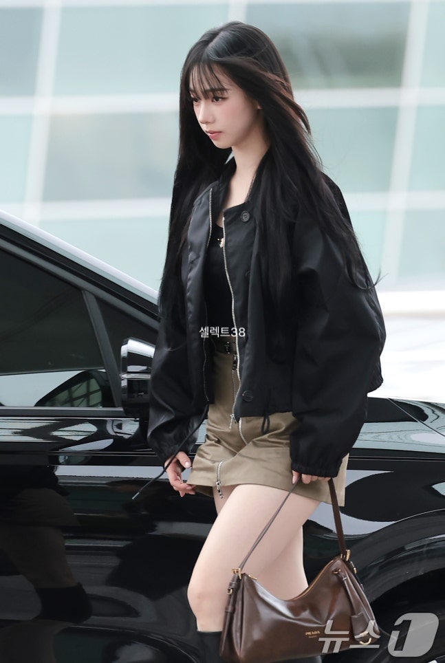 패션정보/ 카리나 프라다 26 신상 리나일론 블루종 바람막이 자켓 착용 후기
