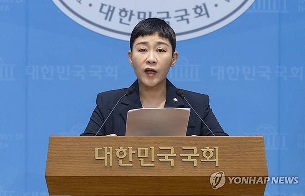 가수 리아에서 국회의원 김재원으로, 축구계 갈등에 목소리를 높이다