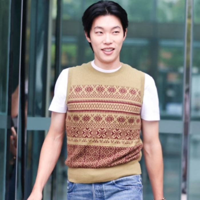 현재 가장 미스테리하다는 류준열 근황 조끼 패션, 대체 왜?