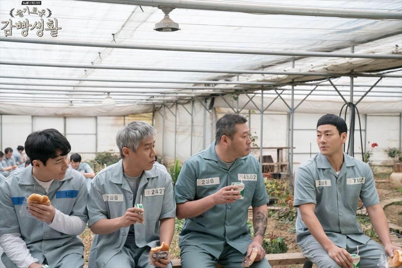 "감옥 드라마인데 왜 이렇게 따뜻하지?" 조연까지 전부 기억나는 신원호의 숨은 인생작