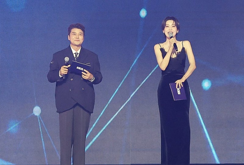 장도연, 174cm 드레스 실루엣이 화제인 이유…슈트 너머의 반전