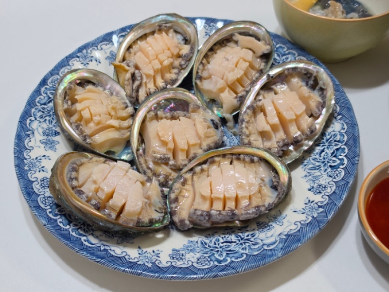 전복 손질하는법｜칫솔+숟가락으로 쉽게! 전복 씻는법부터 꼬독꼬독 전복회 만들기