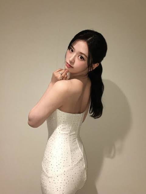 안유진, 순백 드레스에 운동화라니?
