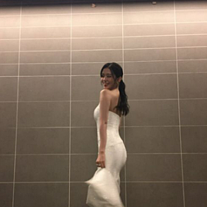 Ahn Yu Jin's Unexpected Sneaker Choice at Awards Ceremonies