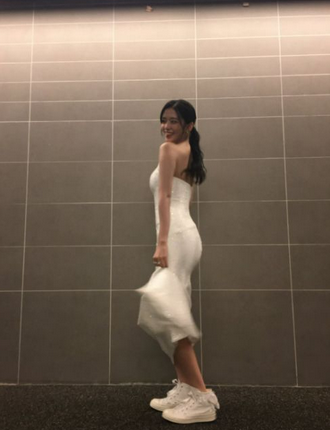 안유진 시상식 드레스 속 반전 운동화…알고 보니 최근 무릎 부상까지