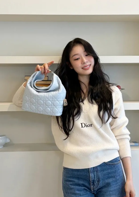 김연아 인스타 사복 패션 정보 | 디올 오버사이즈 스웨터 & 뚜주흐 호보백 스몰 가격