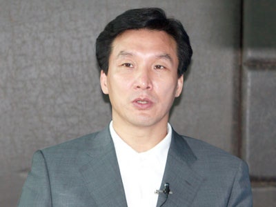 서른둘에 최연소 국회의원 배지를 달았는데 전과 4건에 18년을 야인으로 떠돌다 결국 여당 대....