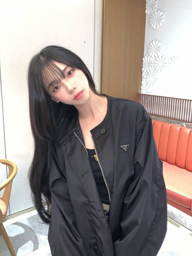 “출국길 착장 전부 프라다 맞았다?” 카리나, 재킷 x 숄더백 x 롱부츠 스펙