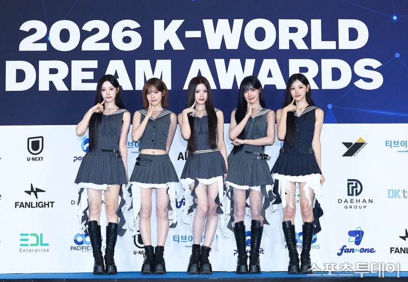 중소기획사의 반란, 리센느 대성공의 비밀: 200번의 라이브와 밈(Meme)이 만들어낸 K-팝 신화 총....