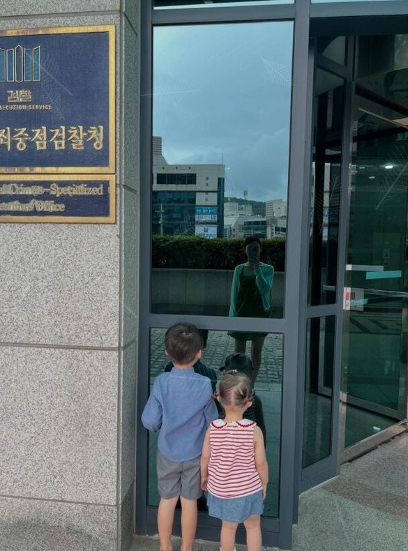 “대한민국은 정용진 보유국”…아내 김수민이 공개한 현수막, 남편 검사 그만둔 진짜 이유