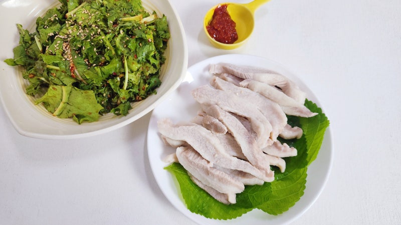 간단한 맥주안주 항정살수육 만드는법 초간단요리 상추겉절이 양념 소스 레시피